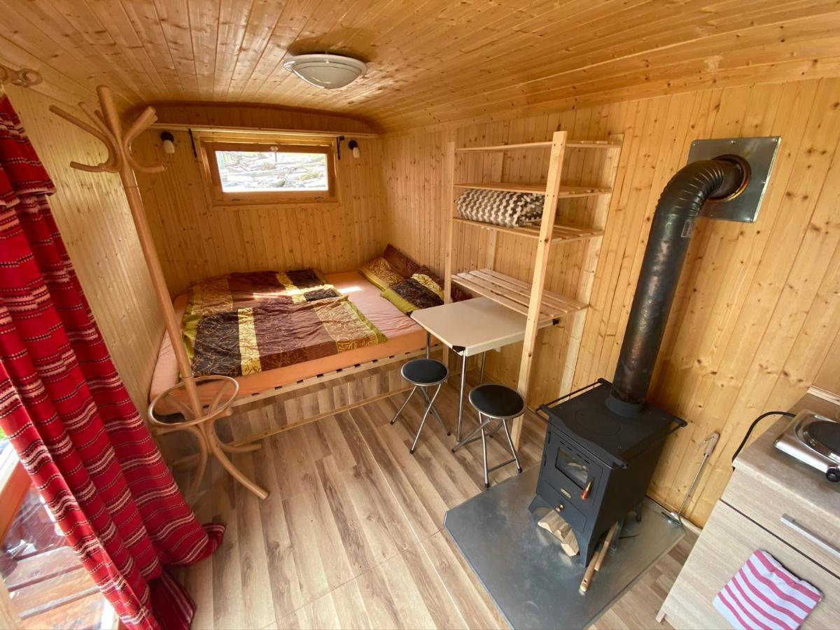 Hotel Maringotka Na Samote Na Kozi Farme Pobezovice Exteriér fotografie